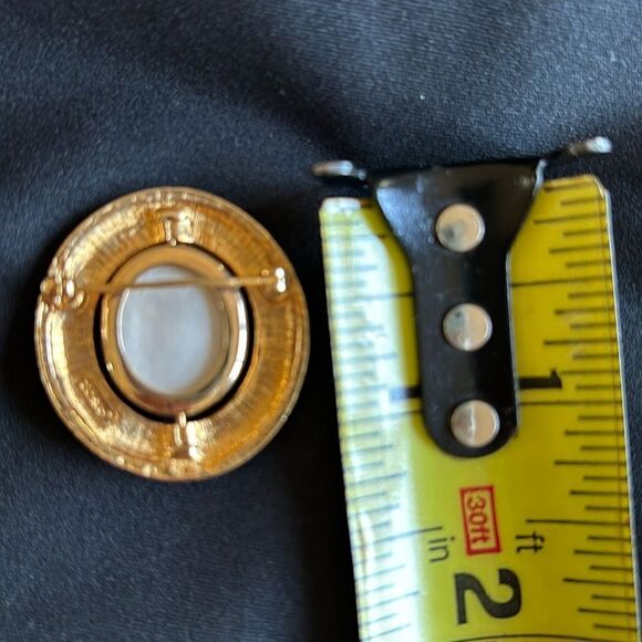 Vintage Avon Brooch Pin Gold Tone Precious Pictures Mourning Spinner‎ Rhinestone - Picture 5 of 7